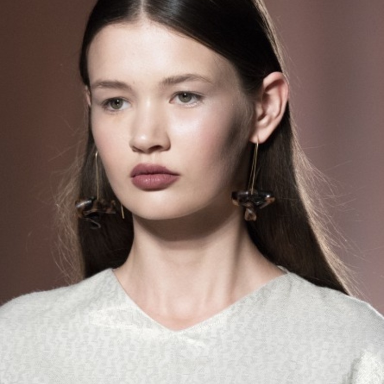 أحمر شفاه أحمر بأسلوب aigner