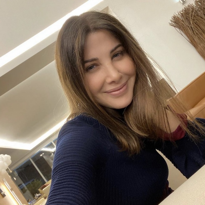 نشرت نانسي عجرم صورة من منزلها لتشجع متابعيها على البقاء في المنزل خلال هذه الفترة