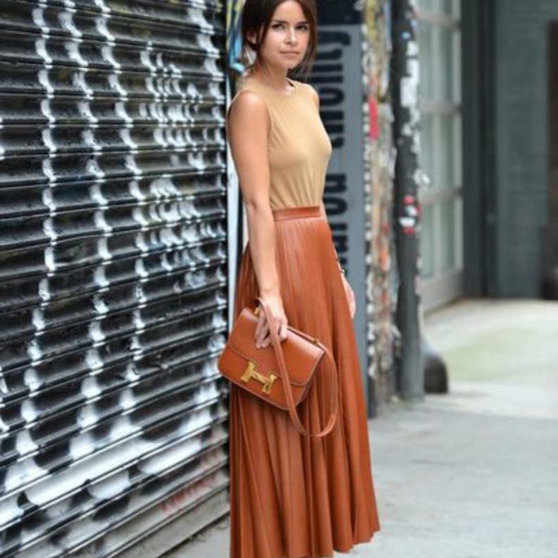 التنورة الجلد ولاسيما باللون العسلي موضة هذا الموسم