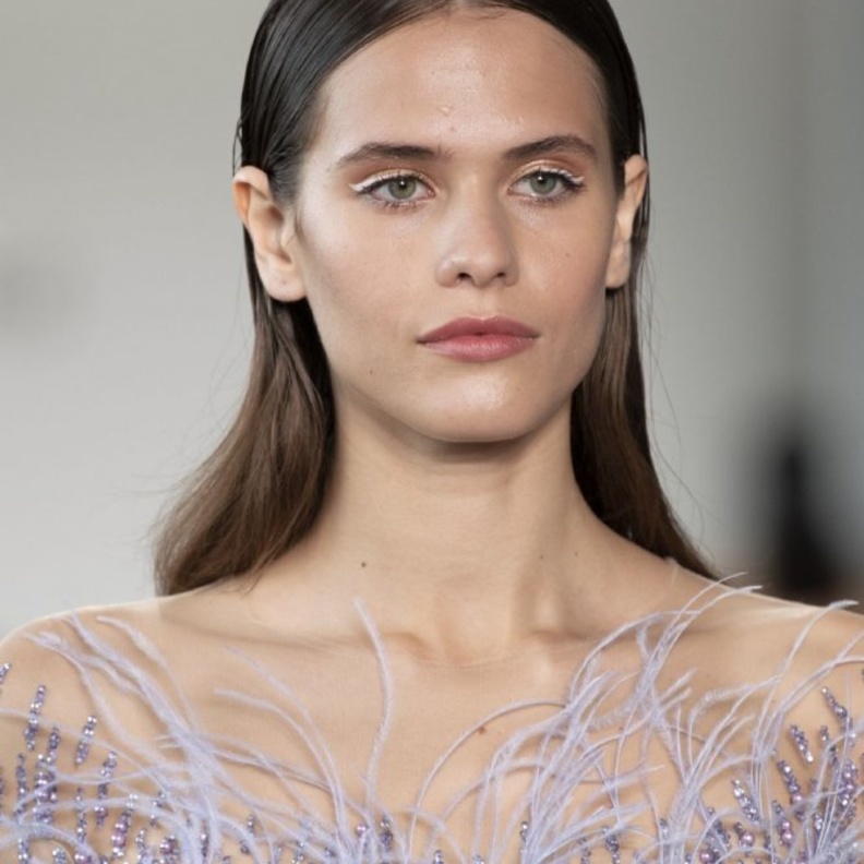 صيحات الايلاينر الابيض على الجفون العليا من Pamella Roland