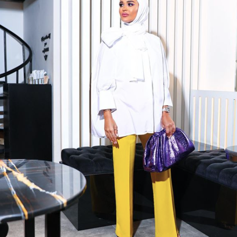  لوك حيوي وأنيق اختارت فيه مرمر محمد السروال الأصفر مع القميص الأبيض والحقيبة باللون البنفسجي