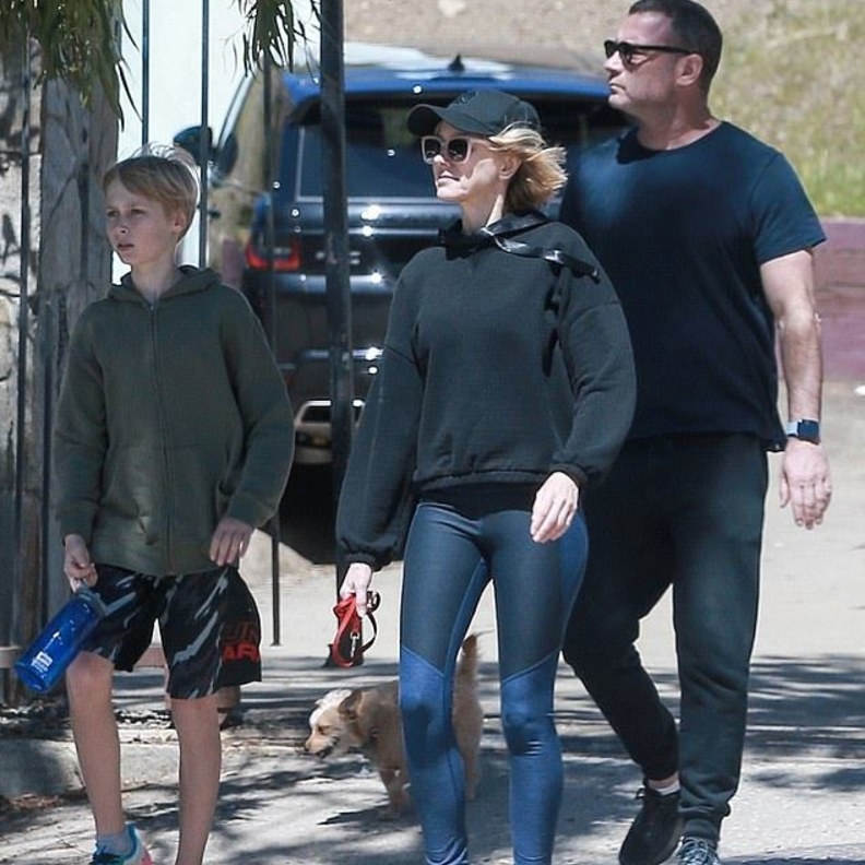 لنزهة عائلية إختارت نايومي واتز هودي أسود مع سروال ليغينغ رياضي