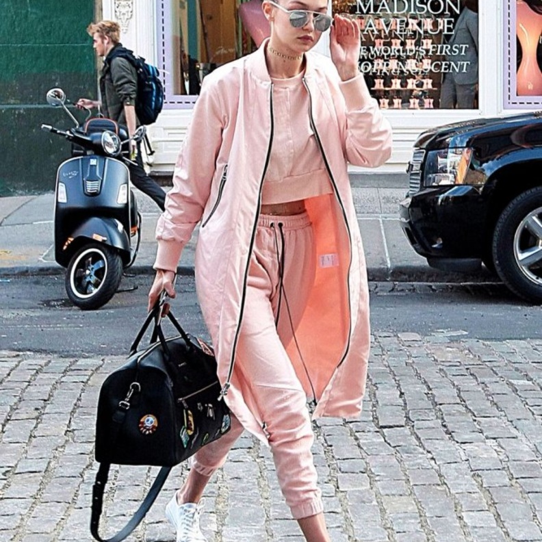 جيجي حديد حوّلت اللوك الرياضي الى أناقة