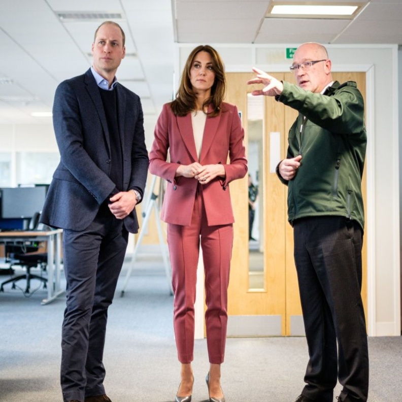  تألقت كيت في لندن ببدلة باللون الزهري من ماركة Marks & Spencer