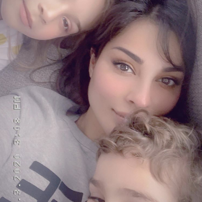 نادين نجيم تنشر صورة جميلة مع طفليها بمناسبة عيد الأم 