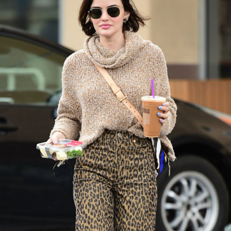 بنطلون مزخرف بنقشات جلد الحيوان تألقت به LUCY HALE مع الكنزة الصوفية باللون البيج