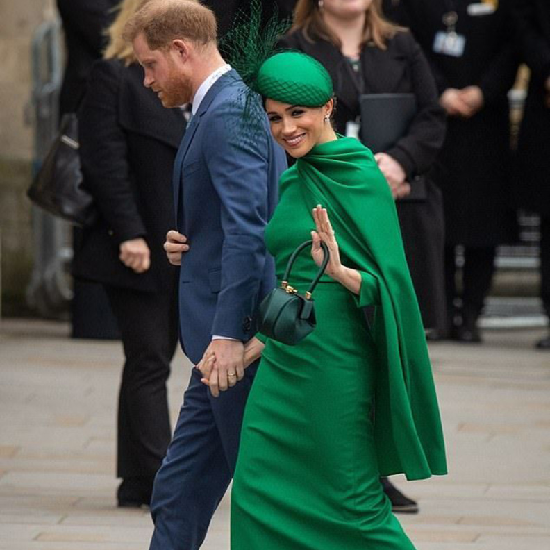 اختارت ميغان ماركل فستان ميدي أزرق