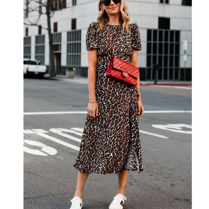 اطلالات تجمع بين الأناقة والعصرية في الفستان مع الحذاء الرياضي