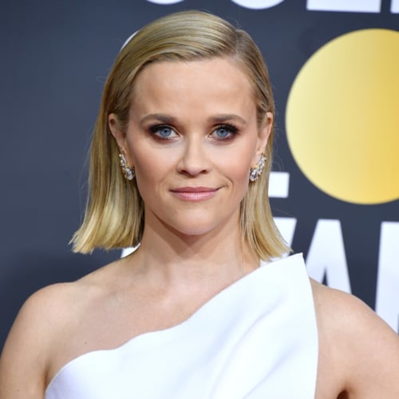  اعتمدت ريس الشعر القصير مؤخراً