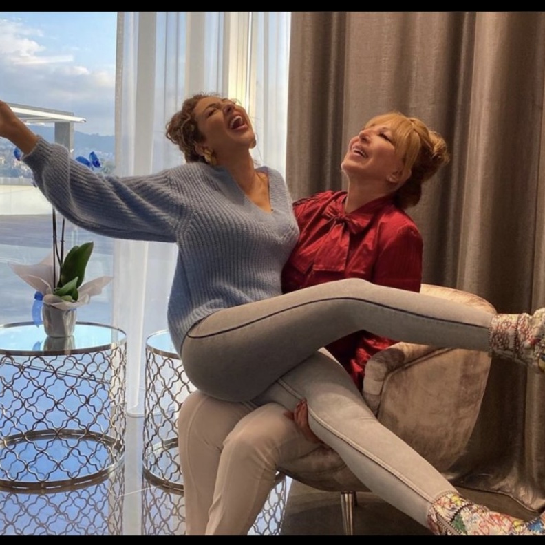 صورة عفوية تجمع بين ميريام فارس وأمها