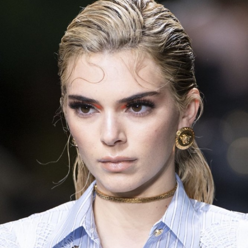 تسريحات شعر لامع مع الجيل من دار Versace