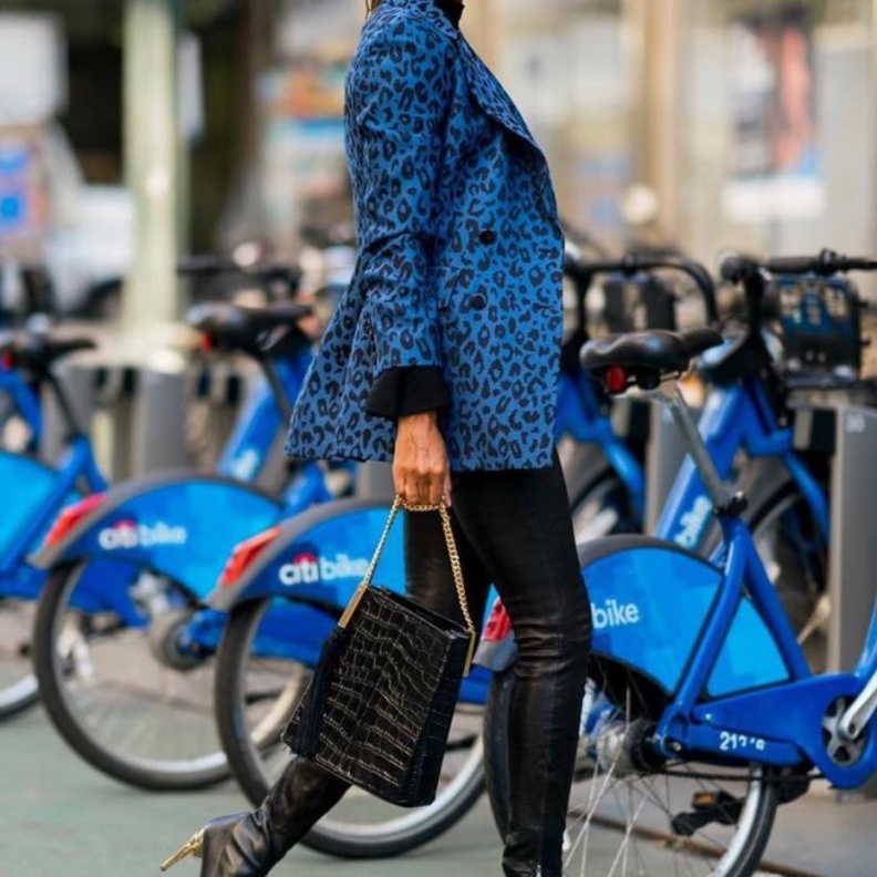 اطلالة ملفتة بالبليزر الأزرق والأسود بالنقشة الحيوانية مع السروال الأسود الضيق والحذاء العالي