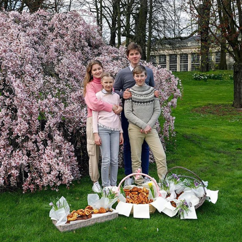 أفراد العائلة البلجيكية المالكة يزرون دور التمريض ورعاية المسنين