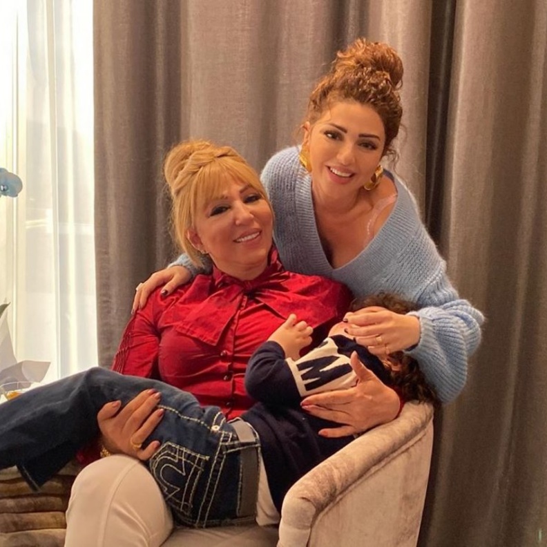 ميريام فارس وابنها ووالدتها