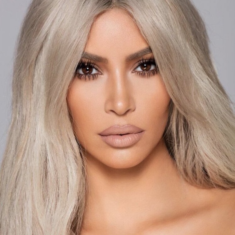 تستخدم كيم كارداشيان الكونتور كأحمر شفاه