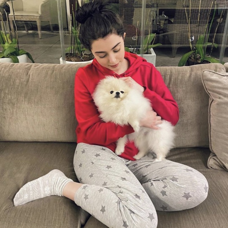 نشرت ماريتا الحلاني صورة لها في المنزل لتشجع متابعيها على البقاء في بيوتهم