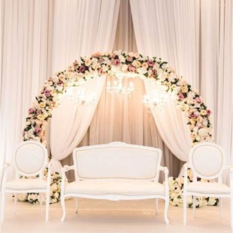  قوس الورود و الستائر لزينة الكوشات للخطوبة