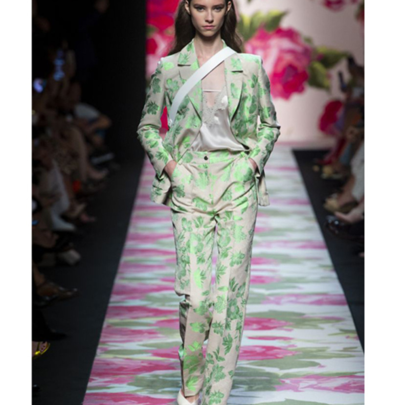 البناطيل المنقوشة بالورود احدث صيحات الربيع من Blumarine