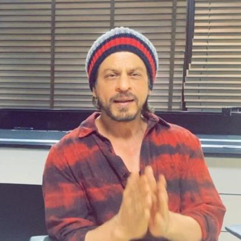 شاروخان يناشد معجبيه البقاء في منازلهم بسبب كورونا