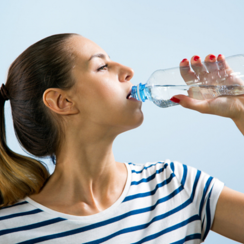 شرب الماء باستمرار لا يقتل فيروس كورونا