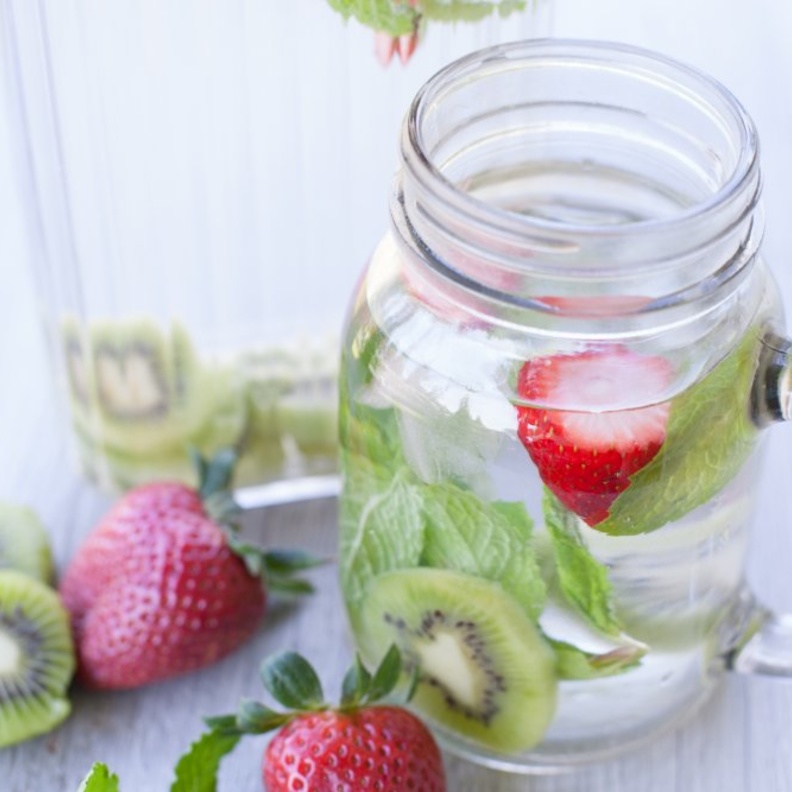 مشروب الكيوي و الفراولة و النعناع يعزز المناعة