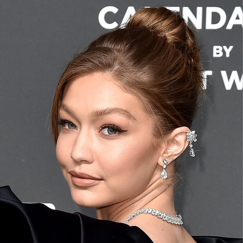 تسريحات شعر الكعكة العالية من اطلالات جيجي حديد