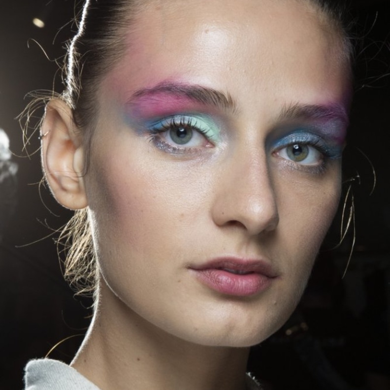  مكياج عيون بلوني الازرق والزهري لربيع 2020 من Christian Siriano