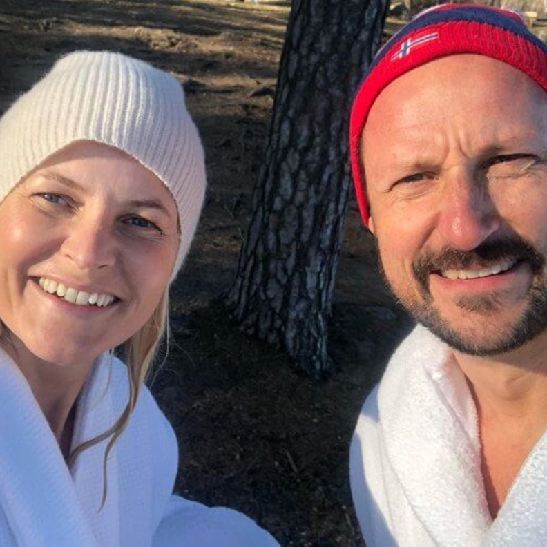 ولي عهد النرويج وزوجته ينشران صور من داخل عزلهما الصحي