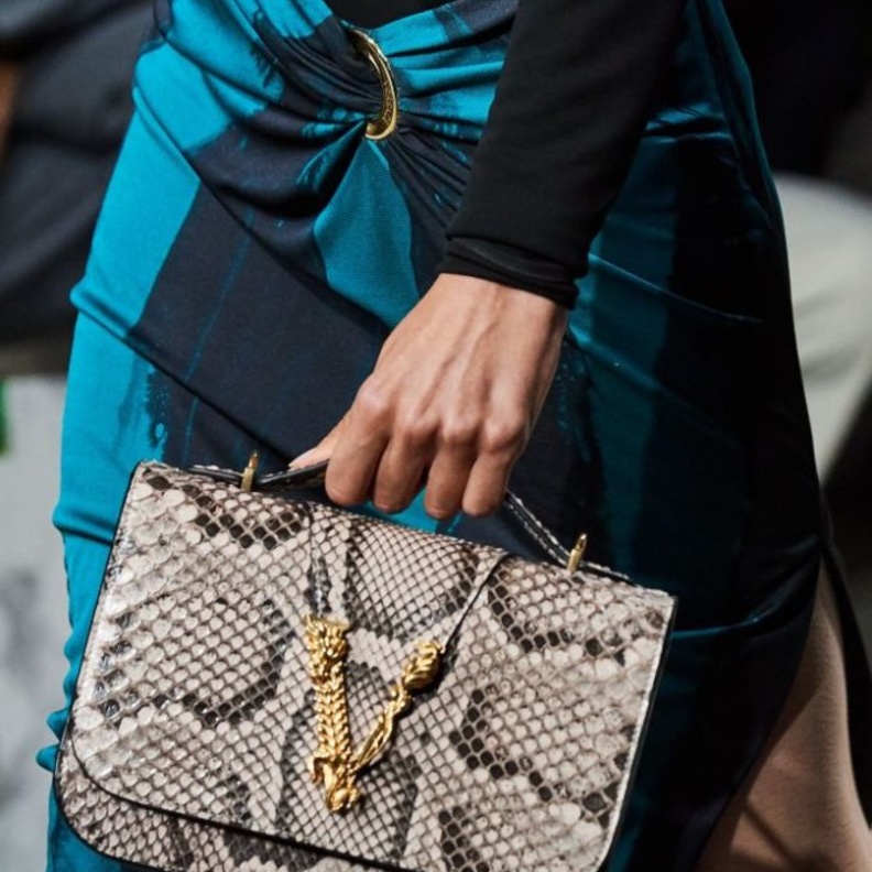  حقيبة يد بنقشة جلد الأفعى من Gucci