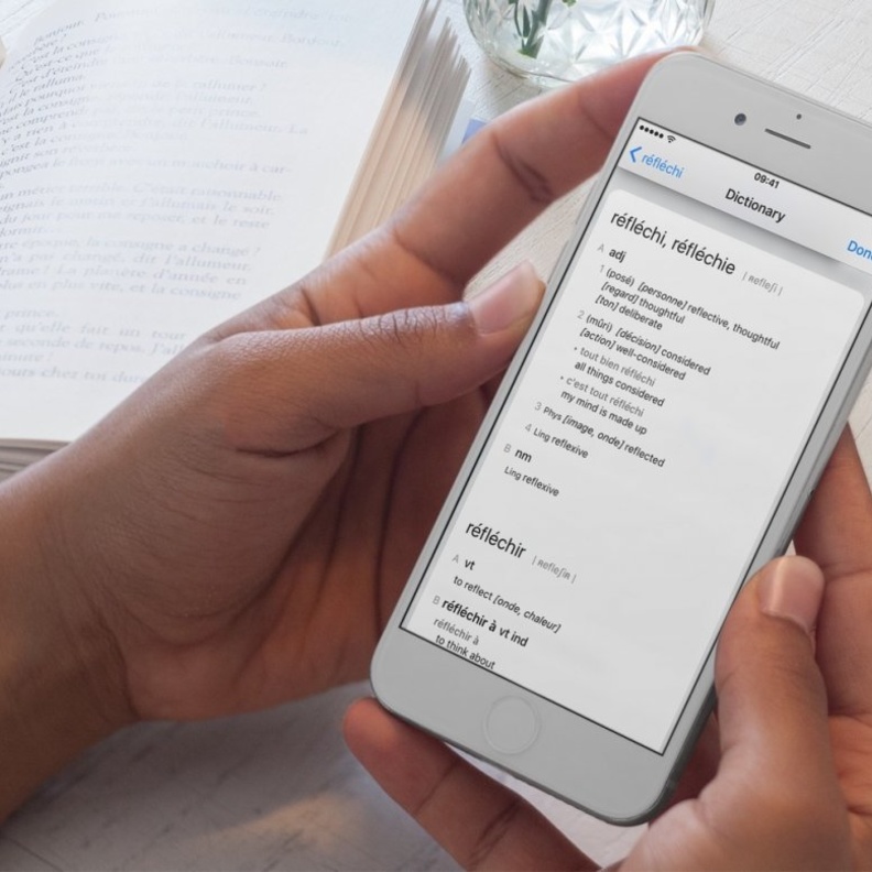 يقدم التطبيق أقسام مختلفة لمساعدة المستخدمين على تعلم القراءة، الكتابة، القواعد، الترجمة، وقسم الاختبارات