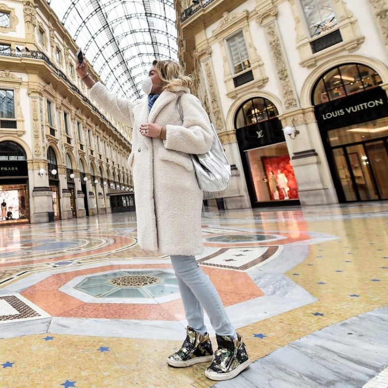  أعلنت Prada إنها ستُنتج 110 ألف قناع بحلول 6 أبريل