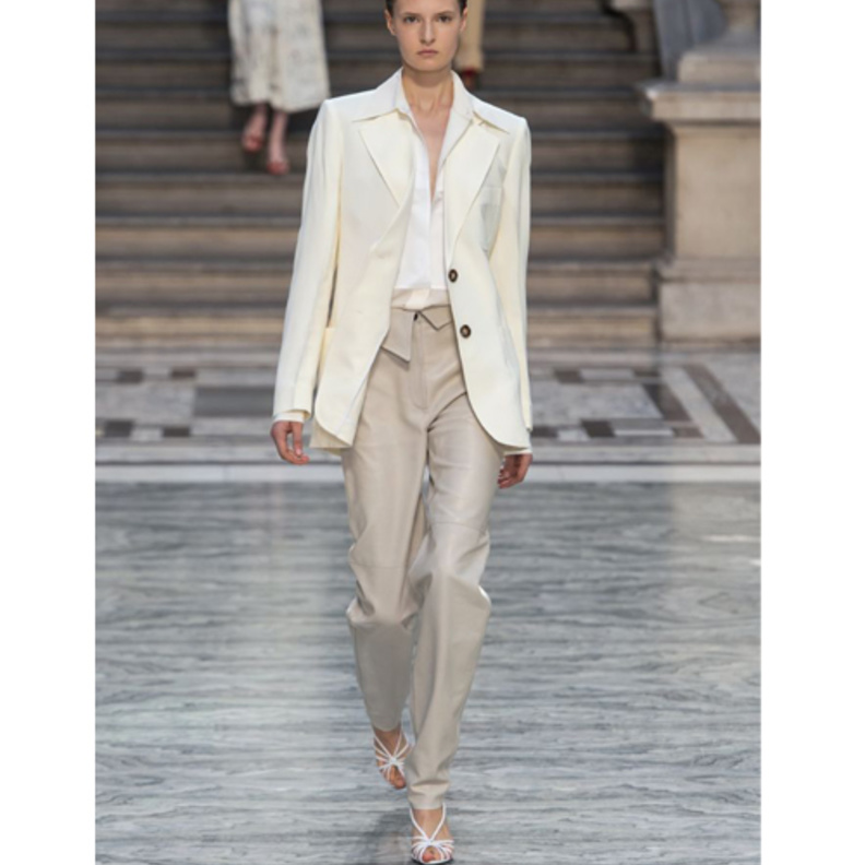 موضة البليزر البيضاء