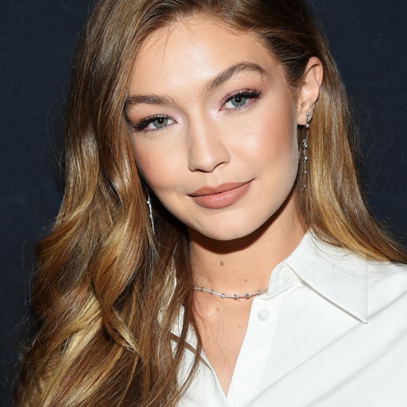  طريقة تطبيق احمر شفاه نيود مستوحى من اطلالات Gigi Hadid