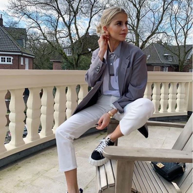 البلوغر الألمانية كارولين دور بلوك أنيق في المنزل