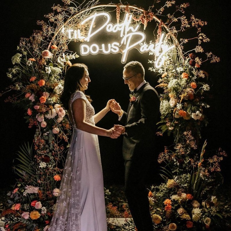 ديكور حفل زفاف بالنيون