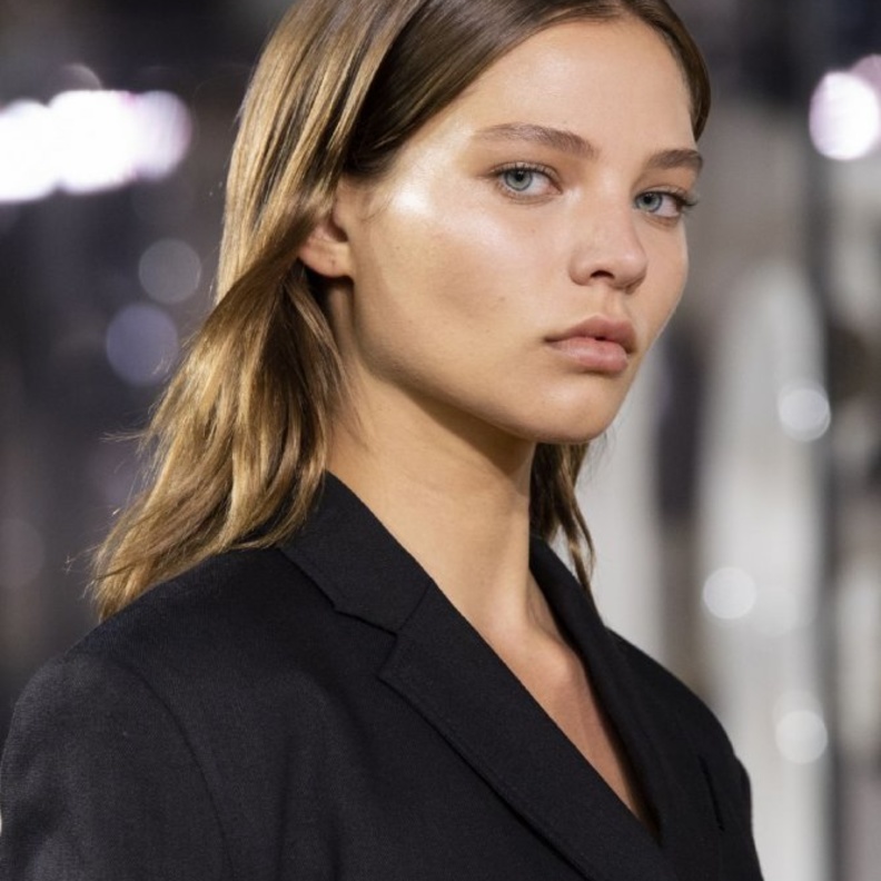 رسمات المكياج الطبيعي والمات من Burberry
