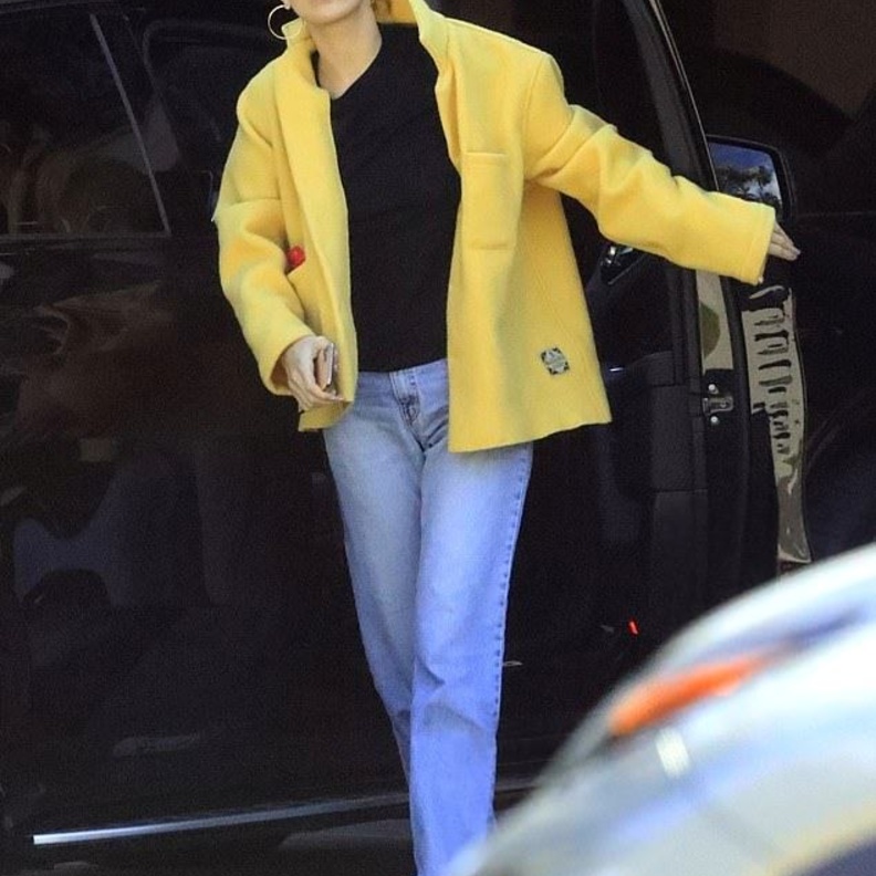 كشفت إطلالة بيلا عن صيحة رائجة كثيرة مؤخراً وهي الجاكيت باللون الأصفر