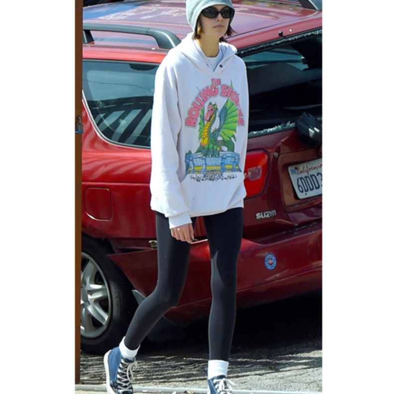 اطلالة KAIA GERBER كاجوال بموضة الليغينغ الاسود والفيست البيضاء مع الرسمات الأمامية