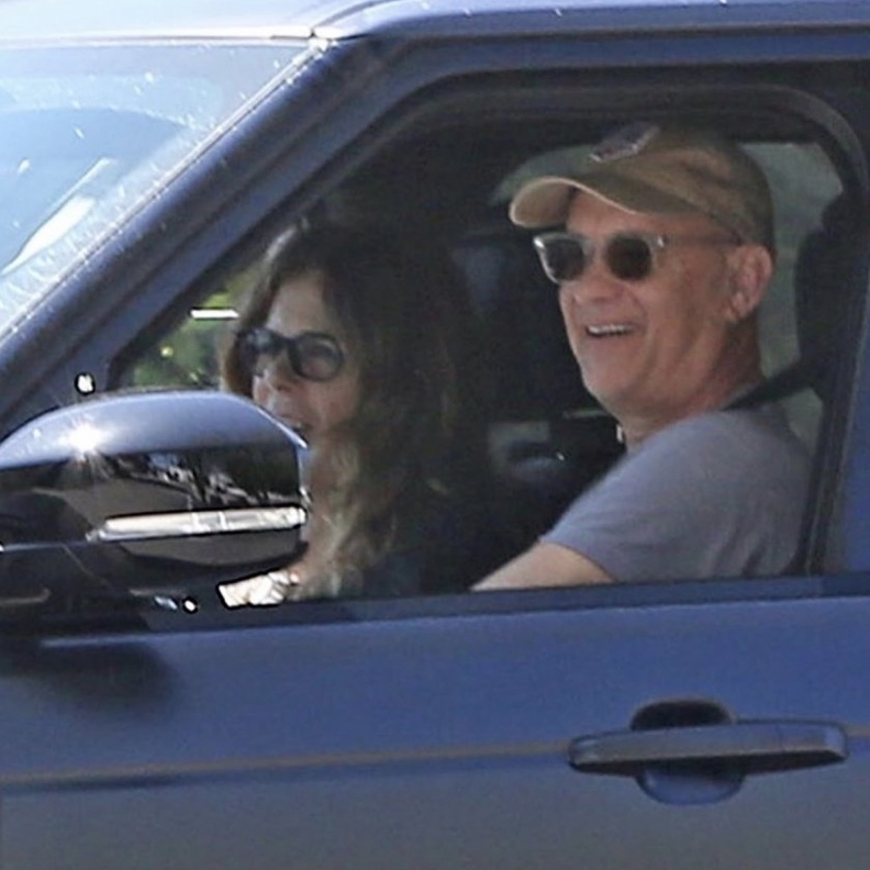 عودة توم هانكس وزوجته ريتا إلى لوس انجيلوس بعد الشفاء من فايروس كورونا