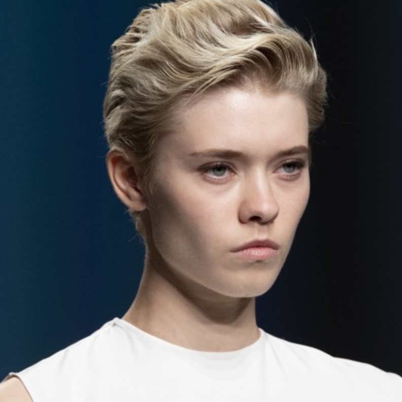 يمكن تسريح الشعر القصير المتدرج بأستليب مختلفة