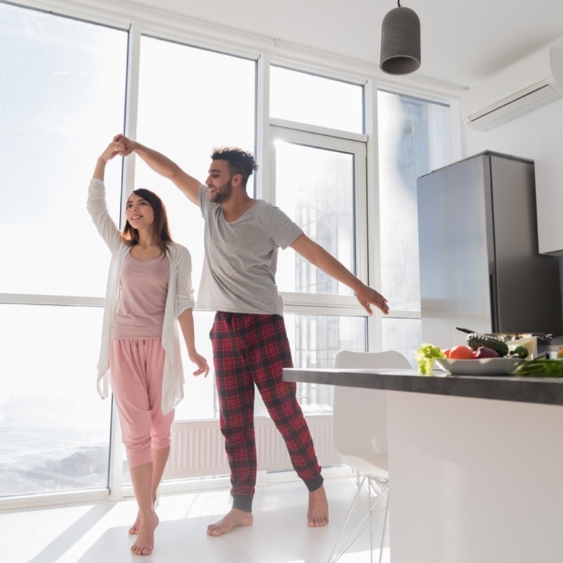 افكار لقضاء شهر عسل رومانسي بدون سفر، يمكن قضاء اجمل اللحظات في البيت