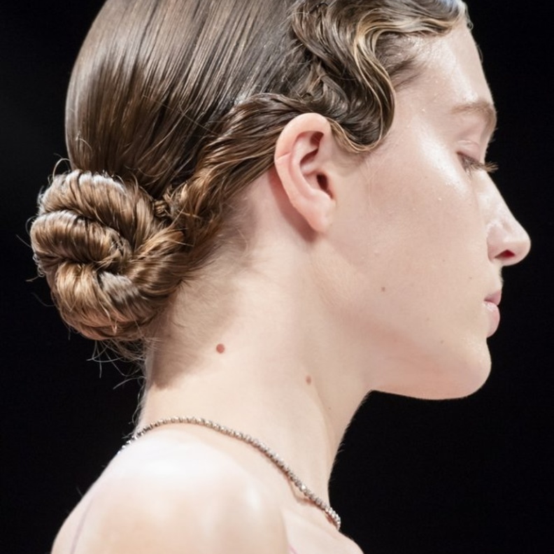  طريقة عمل تسريحات شعر الكعكة مع الضفائر المنخفضة من Ermanno Scervino