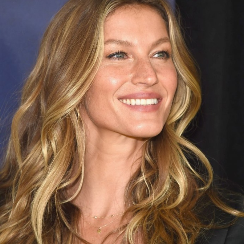 تكتفي جيزيل بوندشين بتمرير أصابعها بين خصلات الشعر بدلاً من تمشيطه