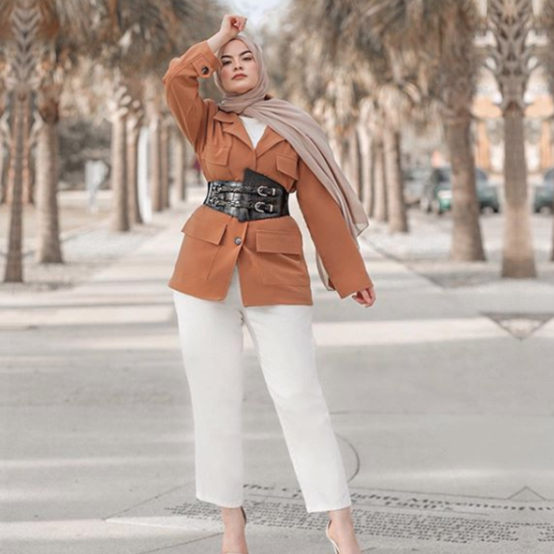 أمينة زين في تنسيق أنيق في البنطلون الأبيض والبليزر