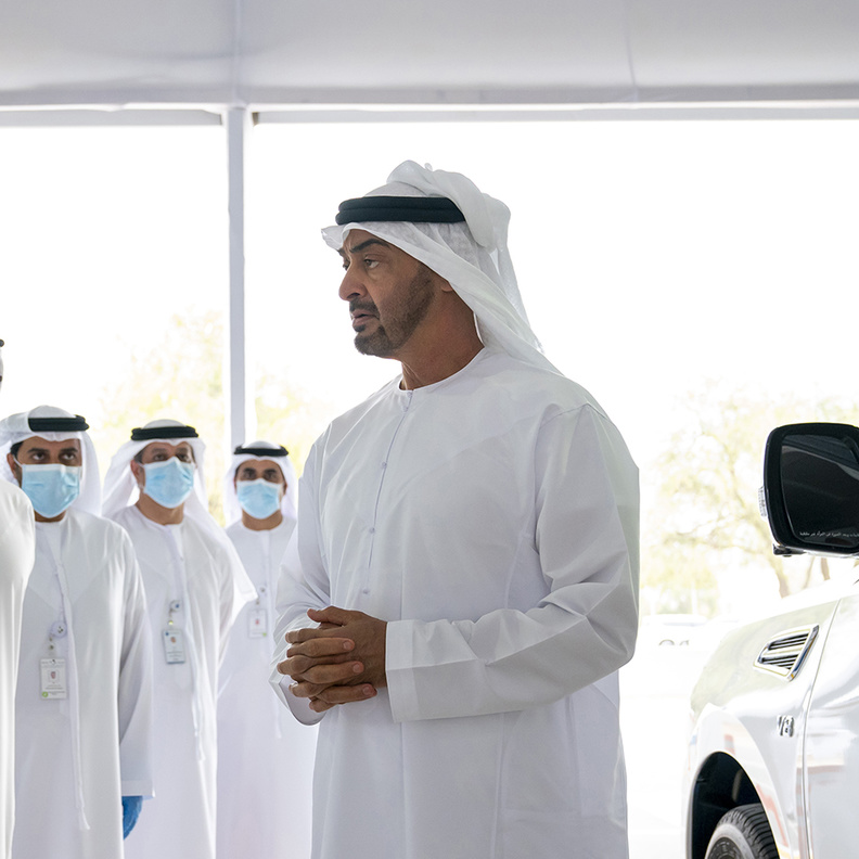 فيديو: محمد بن زايد يفتتح مركز "الفحص من المركبة" للكشف عن كورونا