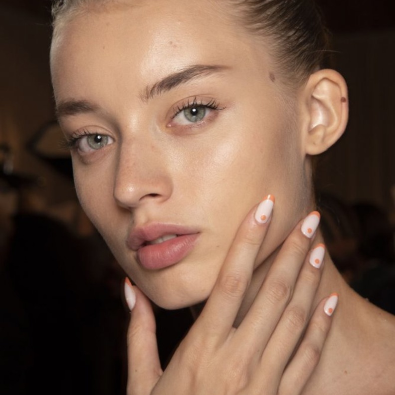 طرق لتطبيق المناكير الفرنسي اثناء الحجر المنزلي من Oscar De La Renta