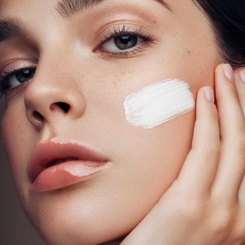 قومي بتفتيح بشرتك باستخدام العسل واللوز ككريم منزلي