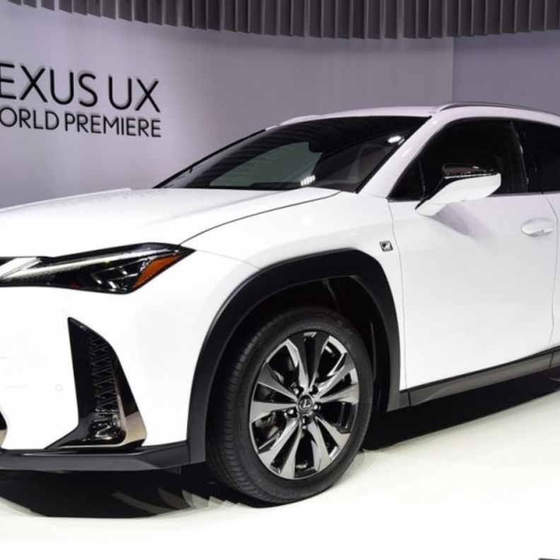 لكزس تعرض سيارة UX 2020 كروس أوفر الجديدة