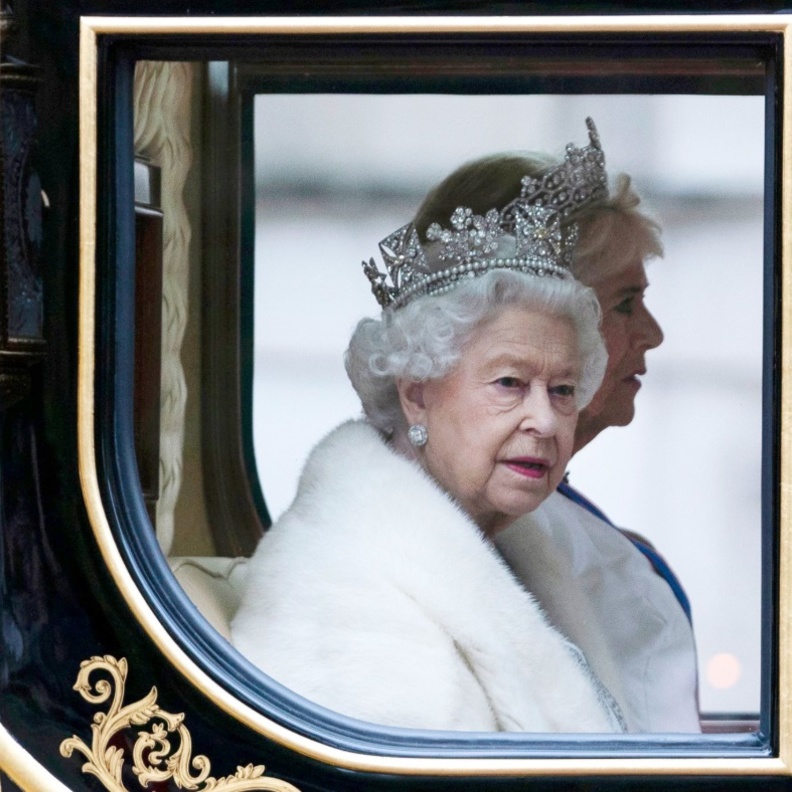 "بكل هدوء".. تواجه العائلة المالكة البريطانية أصعب المواقف