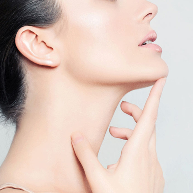 يعمل الليزر على تحفيز إنتاج الكولاجين فيبدو جلد الرقبة أكثر نعومة وحيوية